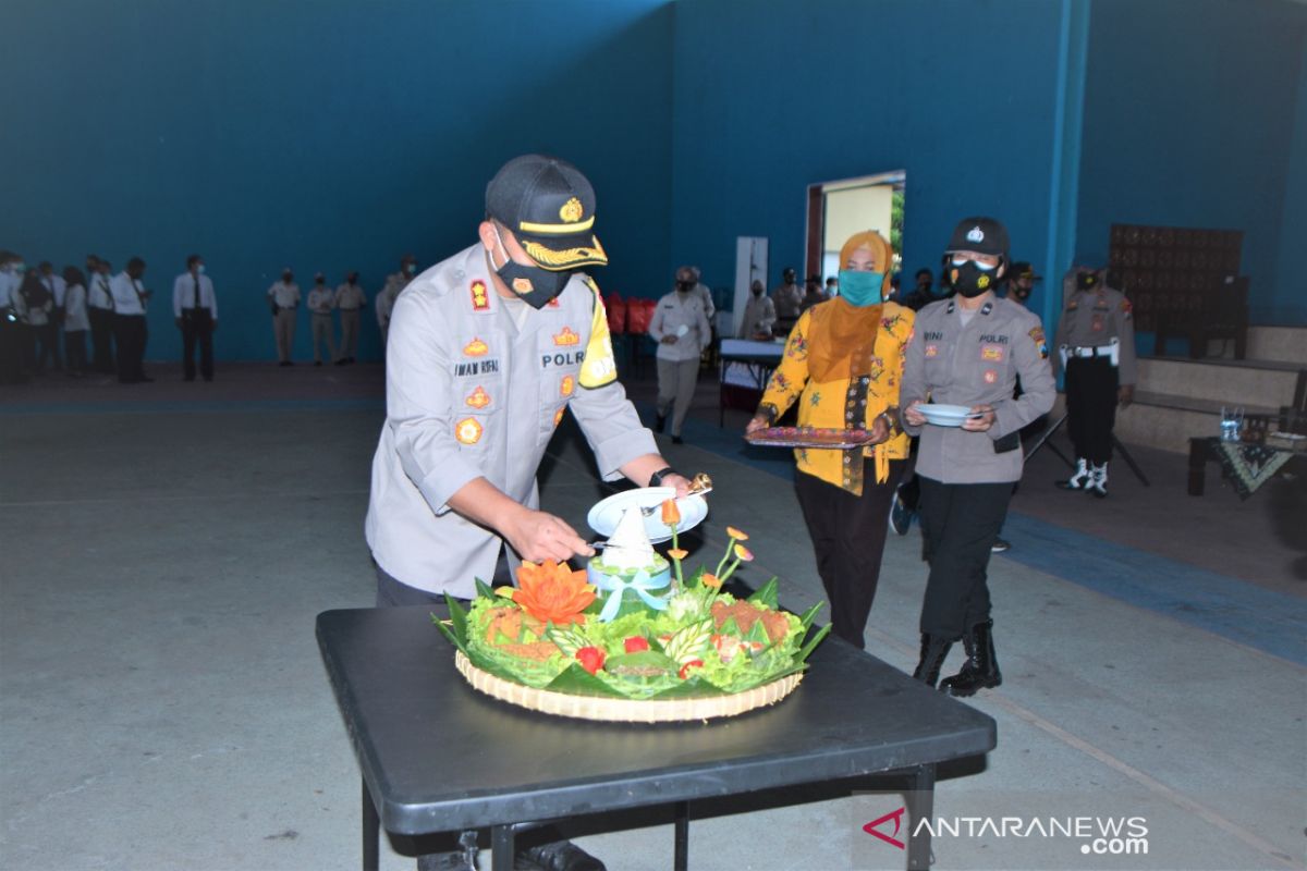 Polres Situbondo awali tugas tahun 2021 dengan doa bersama