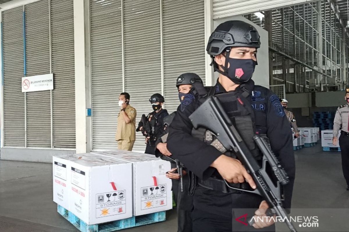 Brimob bersenjata lengkap kawal vaksin COVID-19 yang tiba di Kualanamu