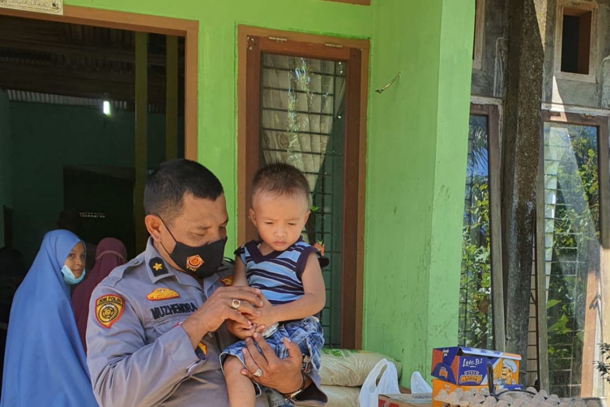 Wujud rasa syukur Kabag Sumda Polres Pasaman Barat, Kompol Muzhendra santuni anak yatim (Video)