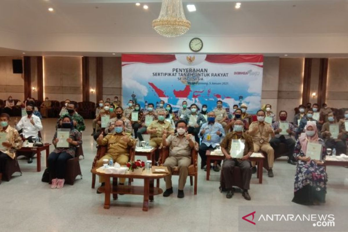 Bersama Presiden, Gubernur Babel serahkan sertifikat tanah rakyat