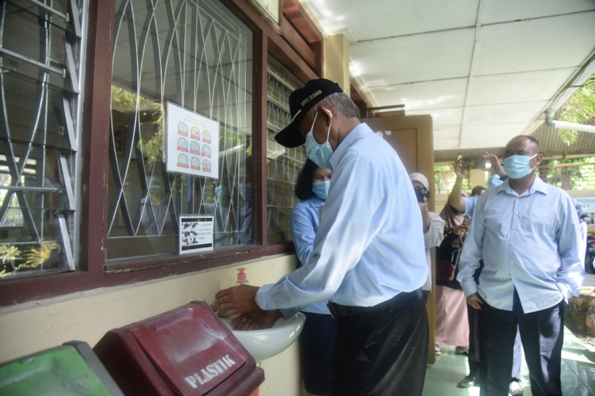 Bupati Sleman tinjau kesiapan sekolah untuk KBM tatap muka