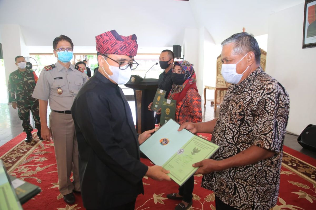 Bupati Banyuwangi serahkan sertifikat program PTSL