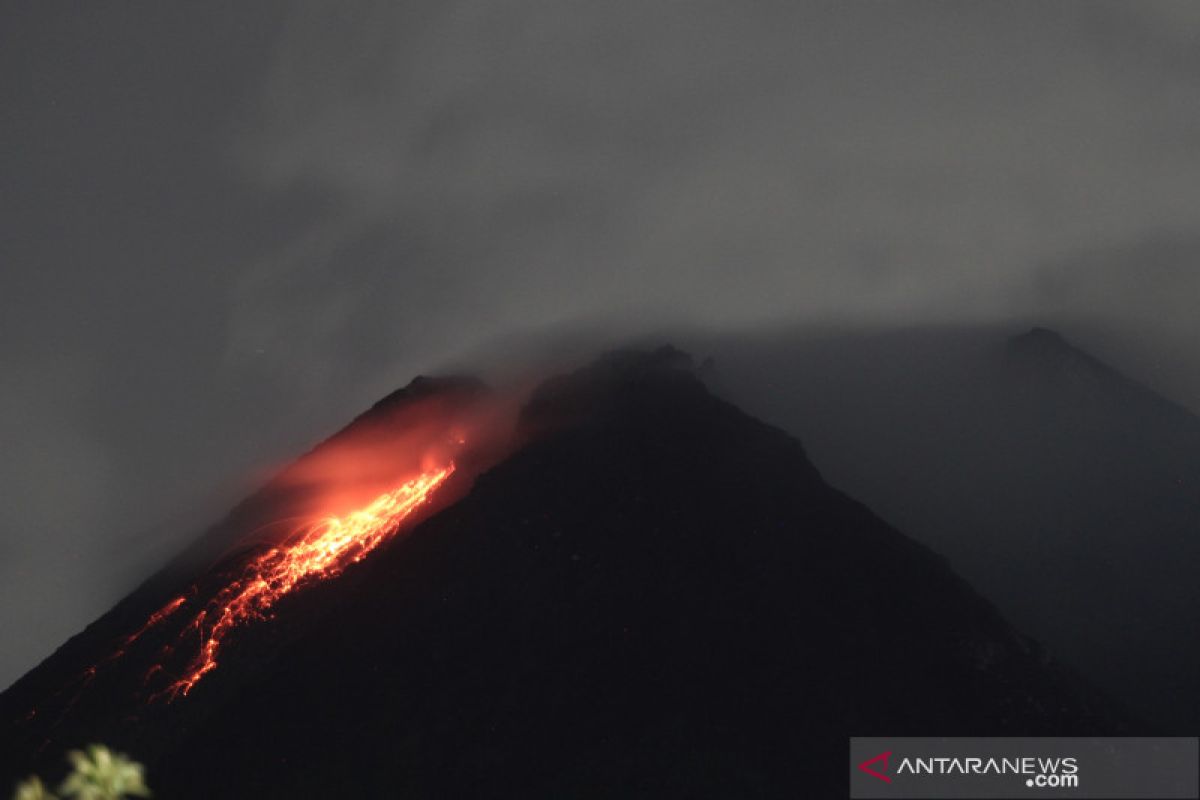 Gunung Merapi mengeluarkan guguran lava pijar