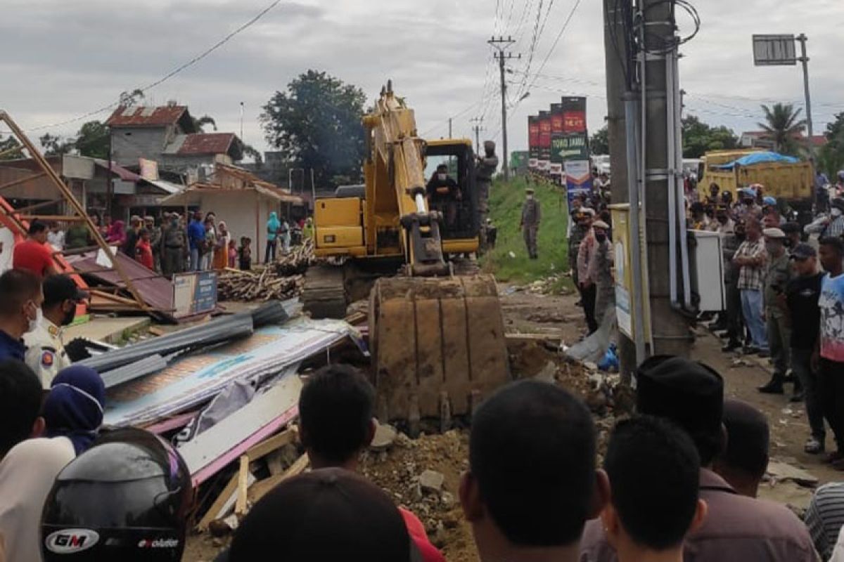 40 kios ilegal di area PT KAI Keudee Geudong kembali digusur