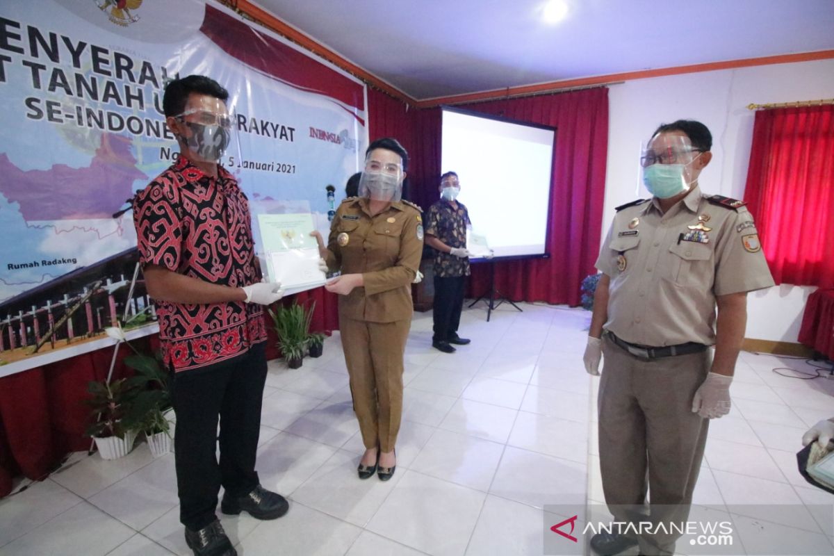 Presiden Jokowi serahkan 9.000 sertifikat PTSL untuk masyarakat Landak