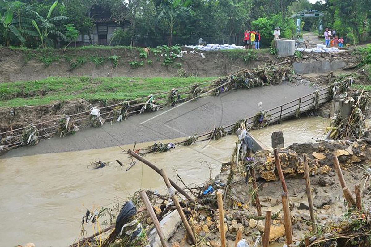 Hujan deras  sebabkan jembatan di Kabupaten Malang ambrol