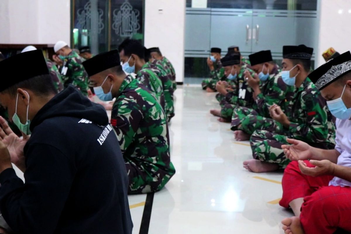 Puluhan prajurit TNI Korem 011/Lilawangsa Sholat Taubat, ada apa?