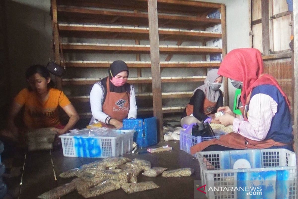 Begini cara pembuat tahu di Kapuas menyiasati kenaikan harga kedelai