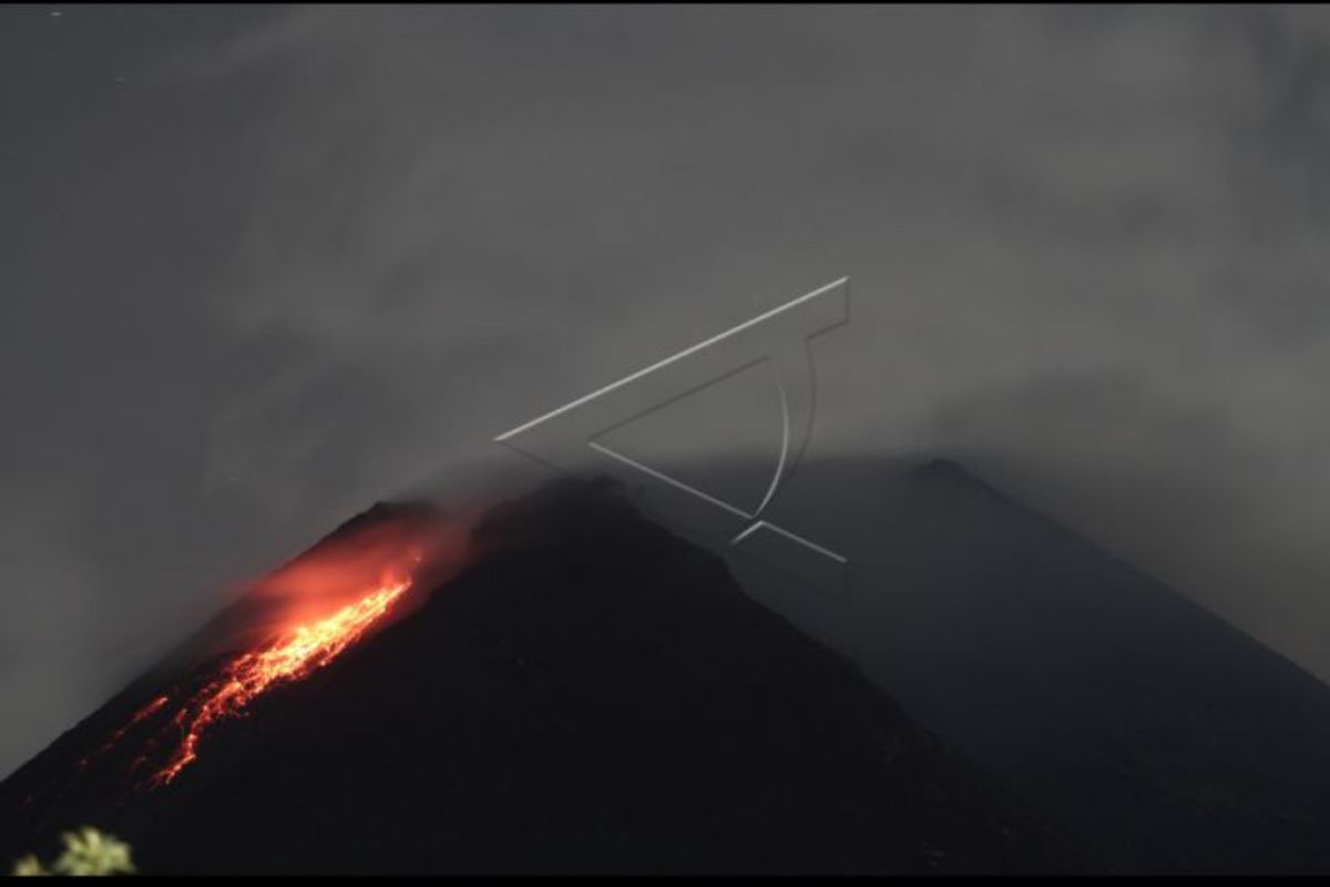 Gunung Merapi luncurkan guguran lava pijar