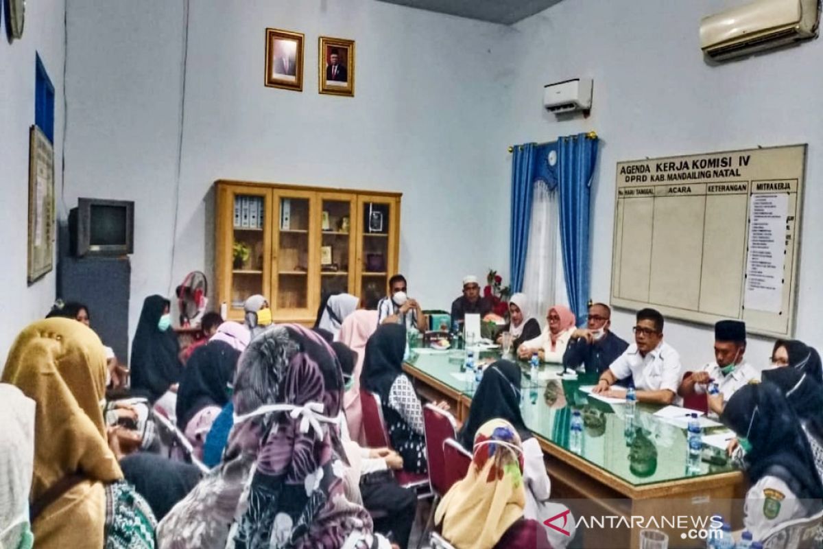 Putus kontrak, puluhan honorer RTK ngadu ke komisi IV DPRD Madina