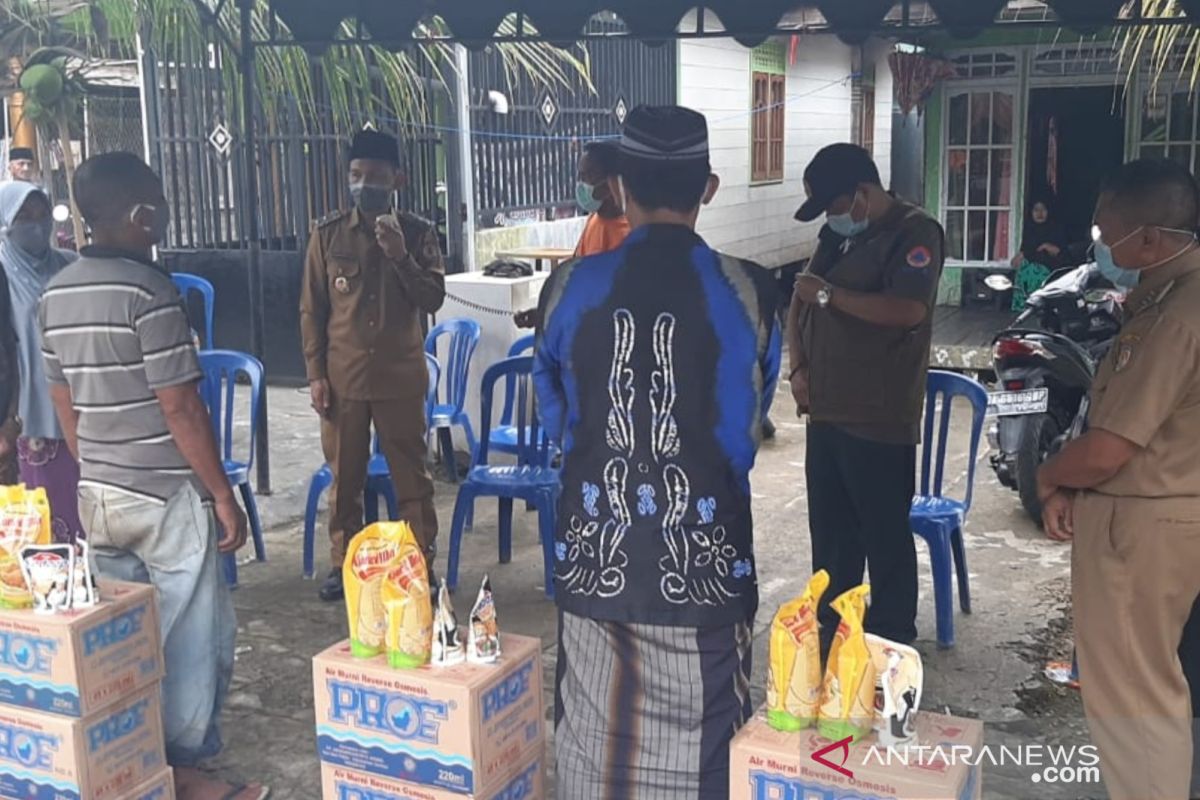 Empat buah rumah warga Tabat Padang terbakar, Pemkab HST serahkan bantuan