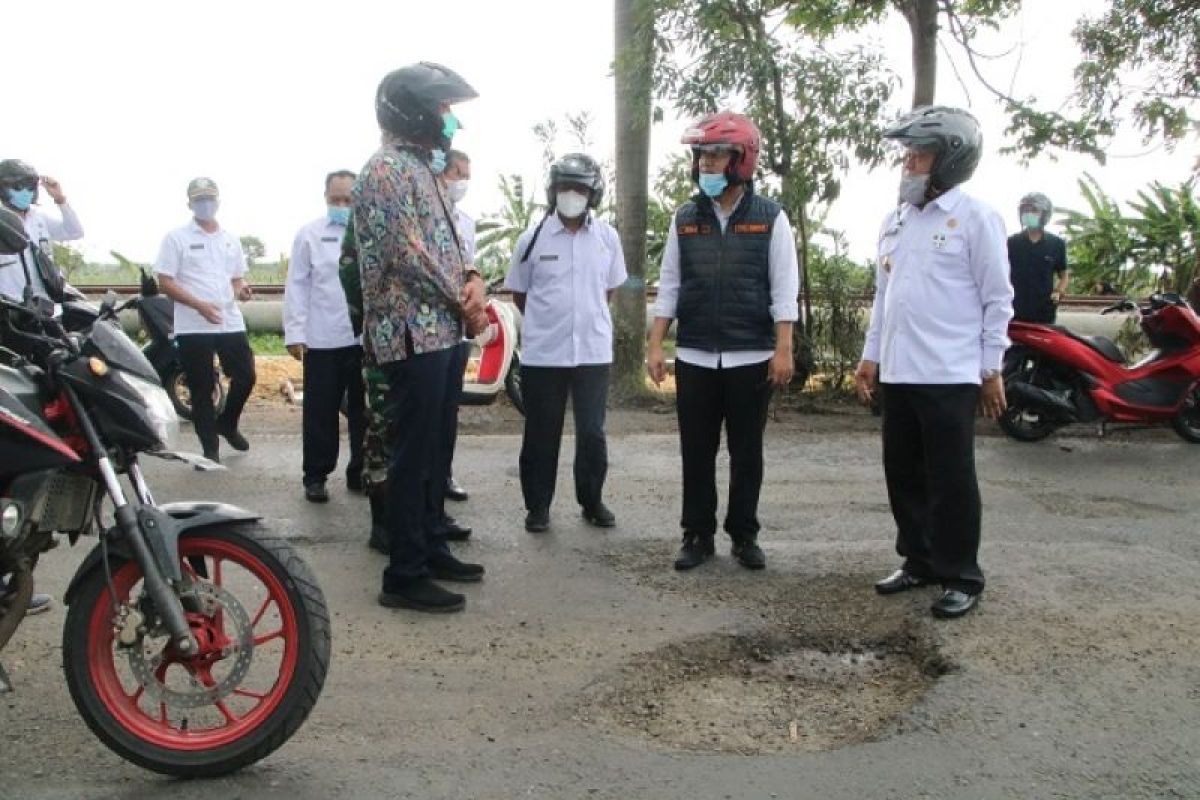 Wagub Jatim minta perbaikan jalan rusak Gresik-Lamongan dipercepat