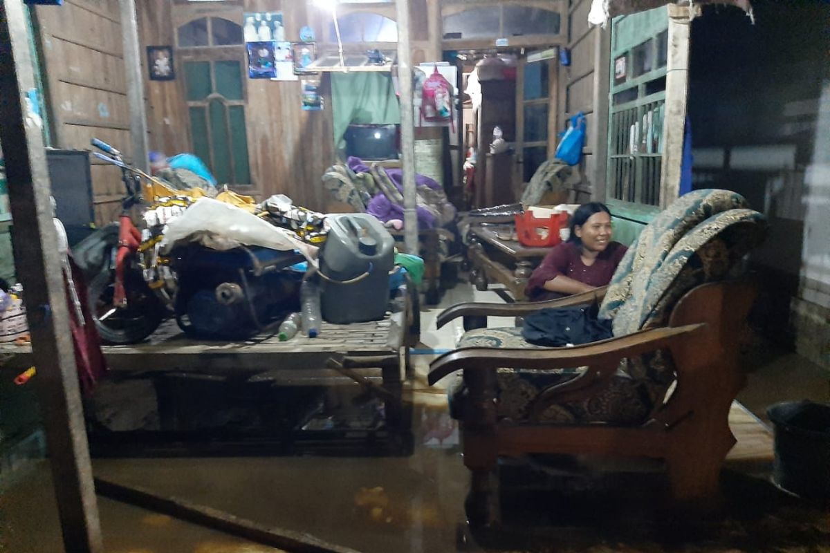 Sungai Pesanggerahan meluap, seratusan rumah warga di Situbondo tergenang banjir