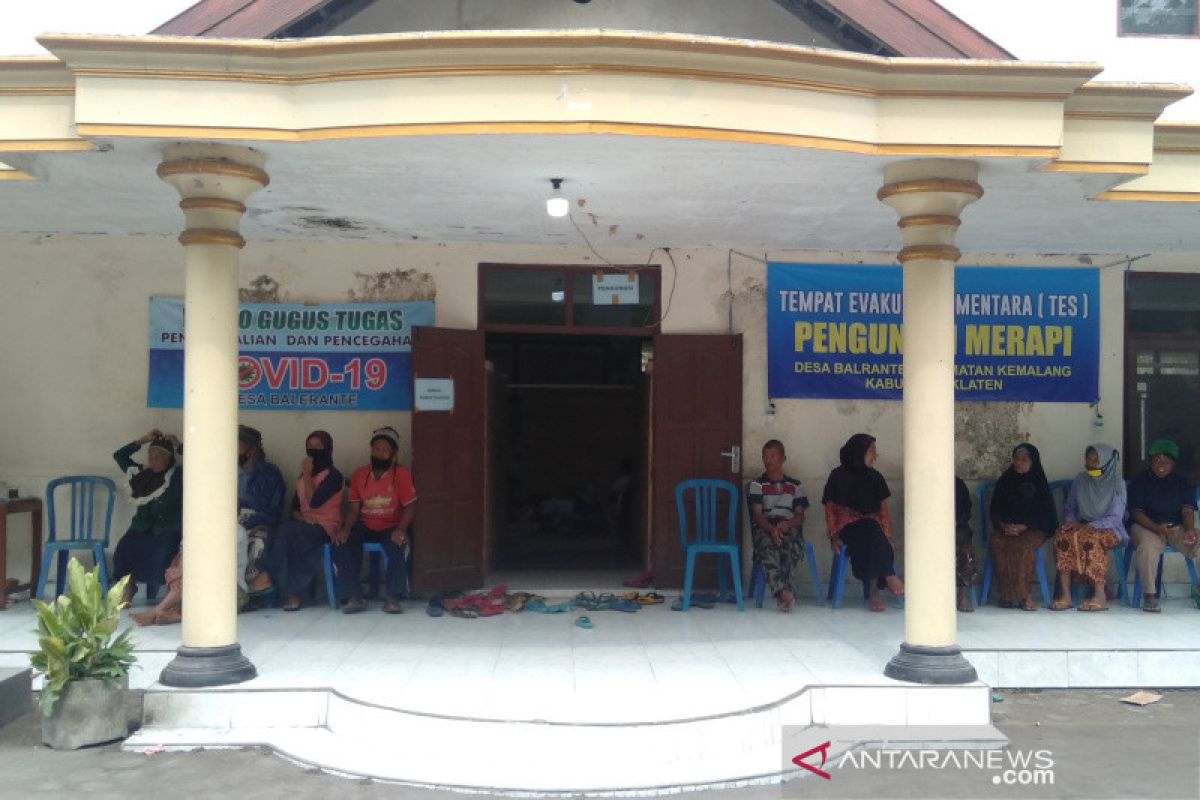 Sejumlah warga lereng Merapi di Klaten kembali mengungsi