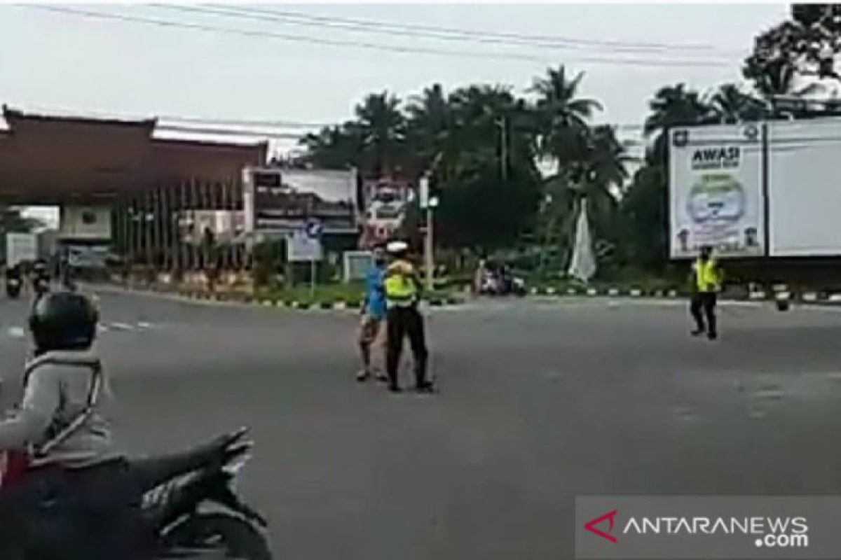 Viral video anggota Lantas berjaga di lampu merah diserang