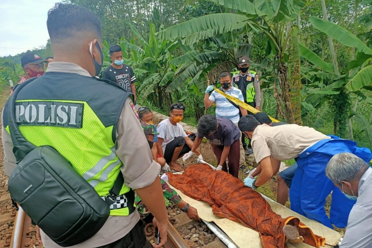 Polisi Blitar tangani warga meninggal tertabrak KA