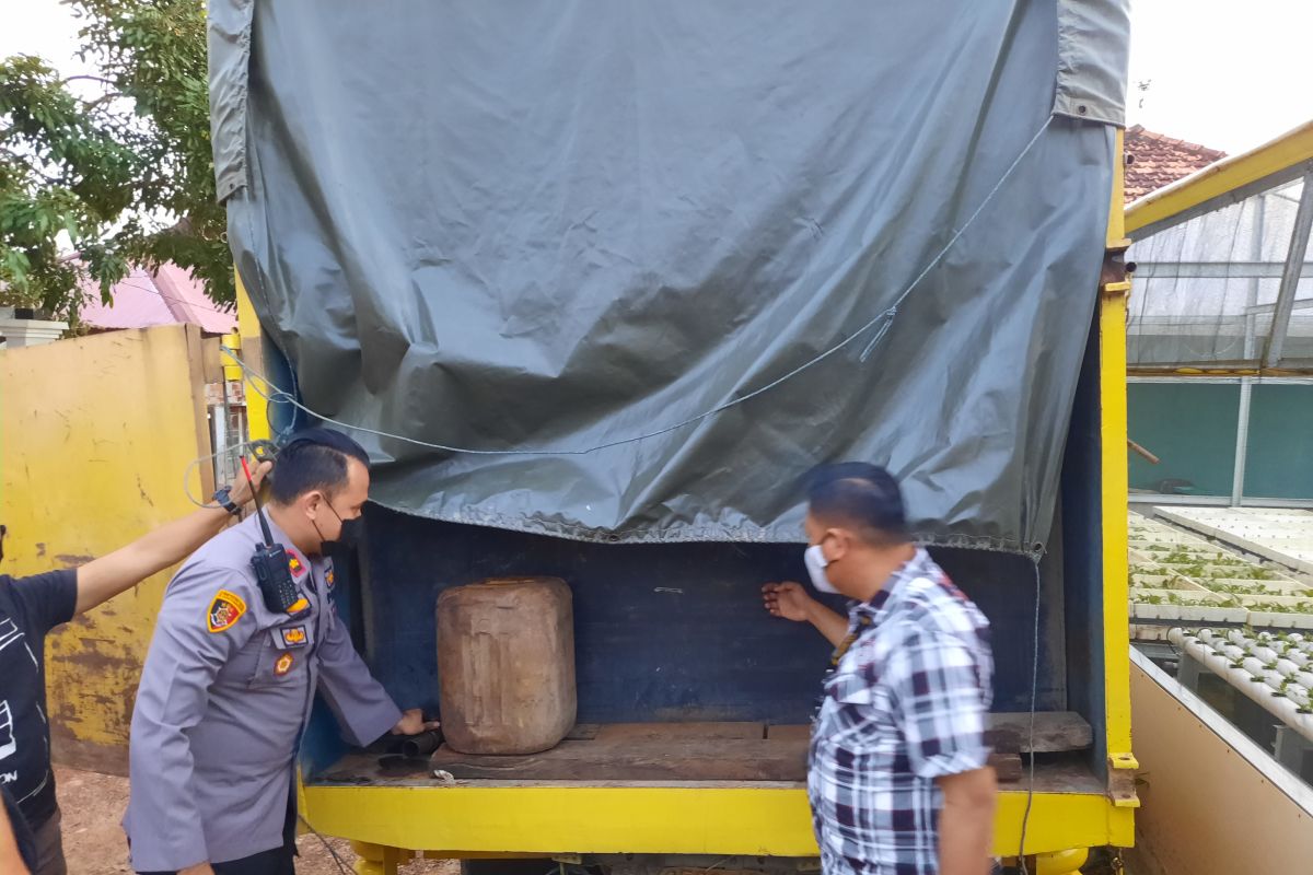 Tim Macan  gerebek empat lokasi gudang minyak ilegal di depan rumah mantan pejabat