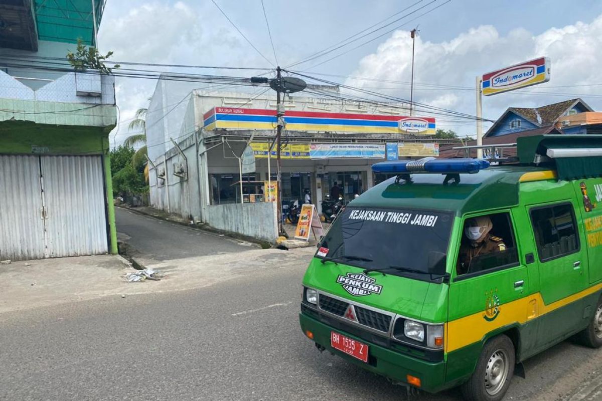 Kejati Jambi gunakan mobil penyuluhan imbau warga mau divaksin COVID