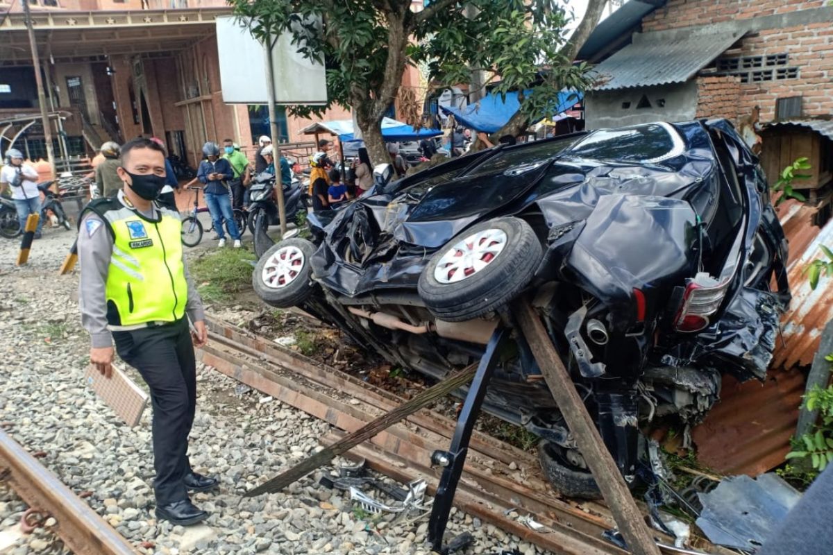 Kereta Api tabrak mobil penumpang di Binjai