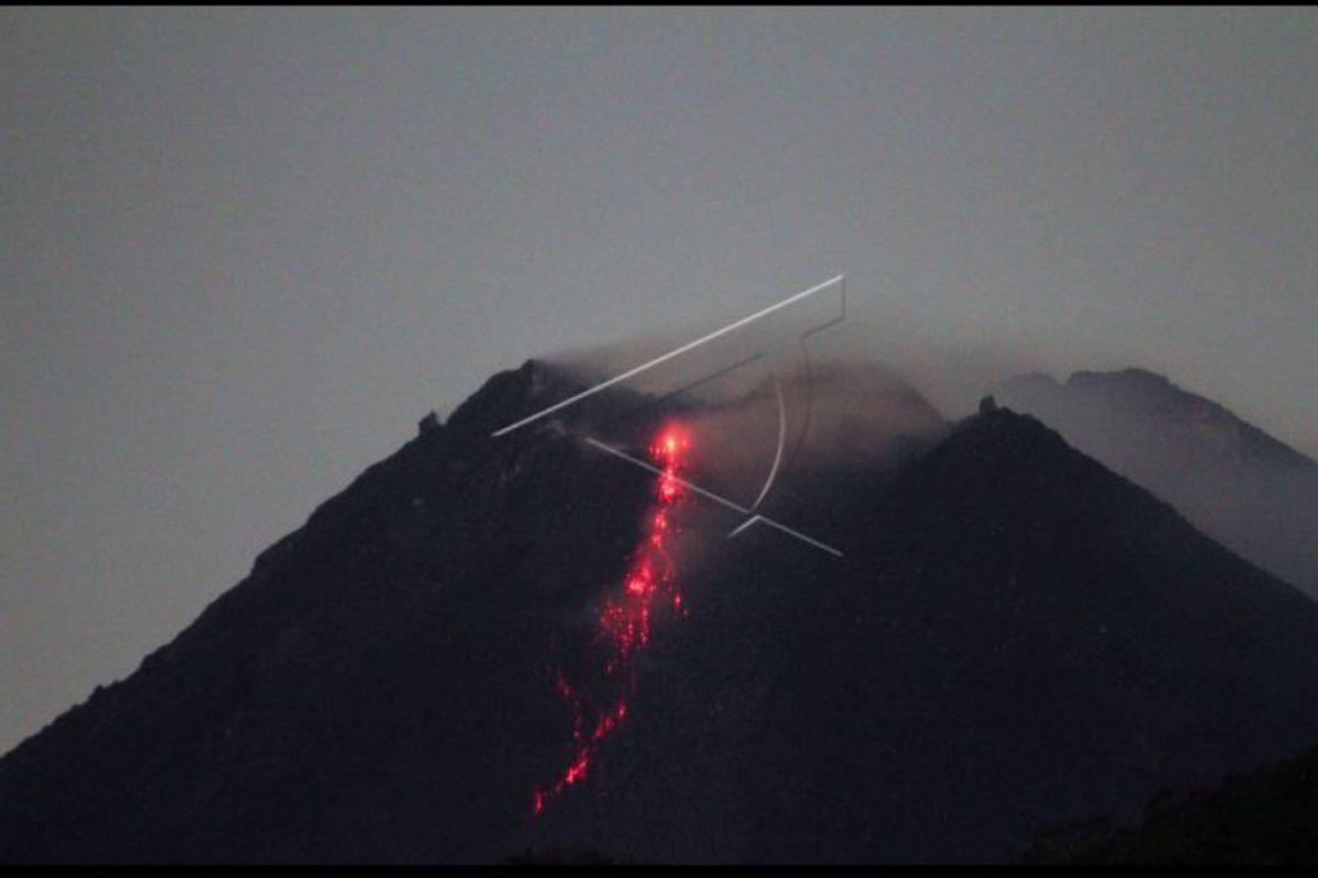 Gunung Merapi keluarkan lava pijar sembilan kali