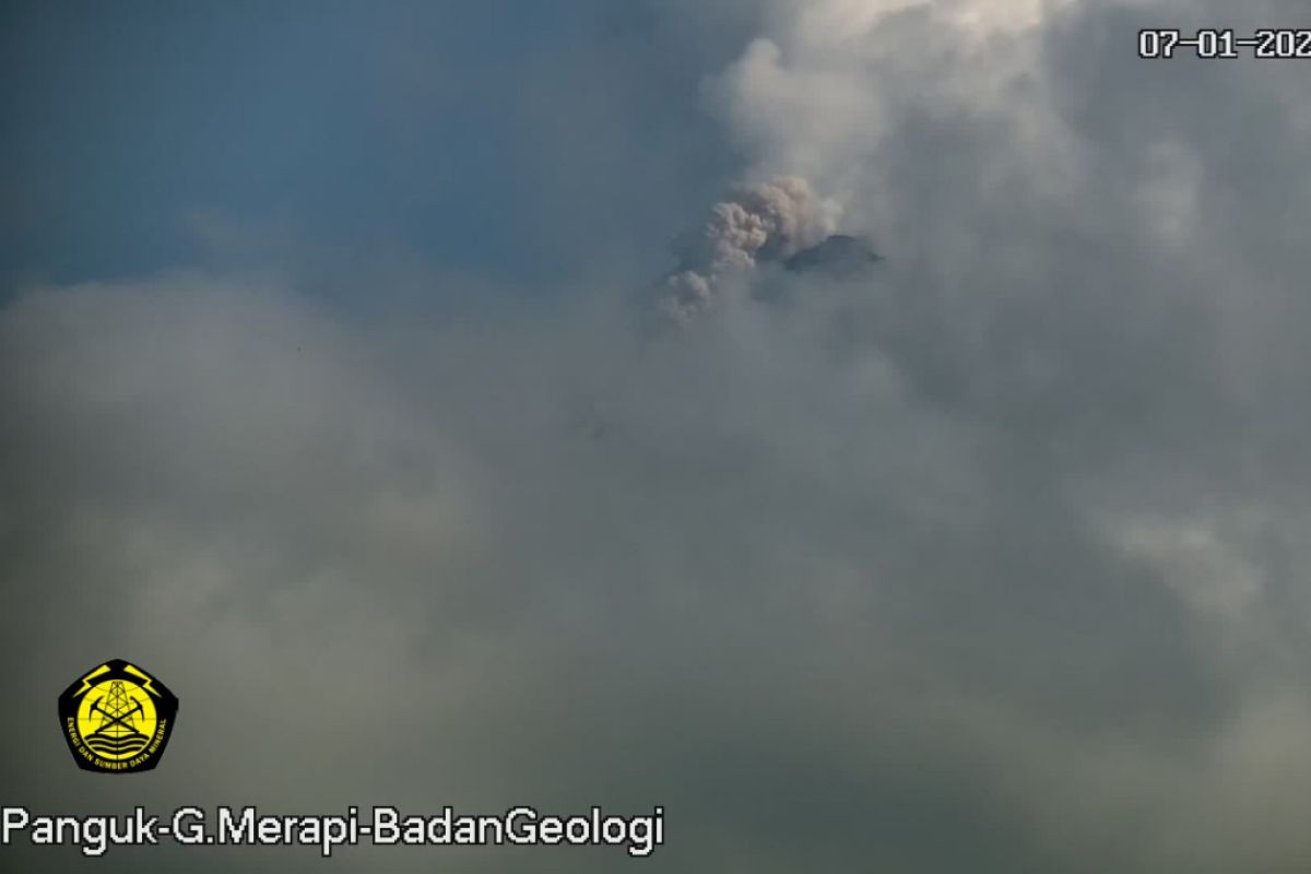 Gunung Merapi  mengeluarkan awan panas guguran pertama