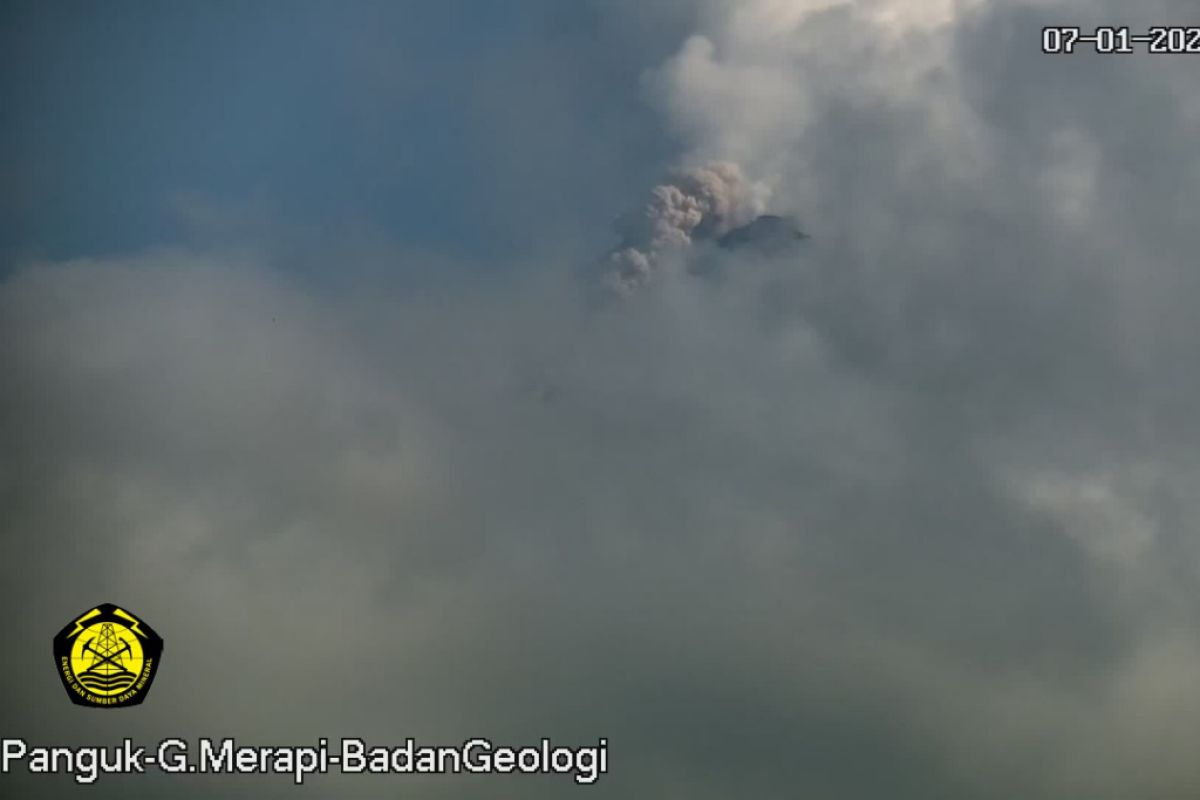 Gunung Merapi mengeluarkan awan panas guguran pertama