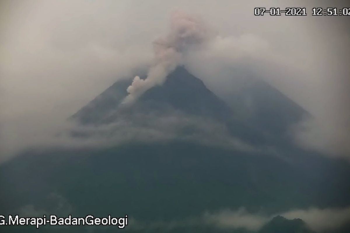 Gunung Merapi kembali mengeluarkan awan panas guguran ke arah Kali Krasak