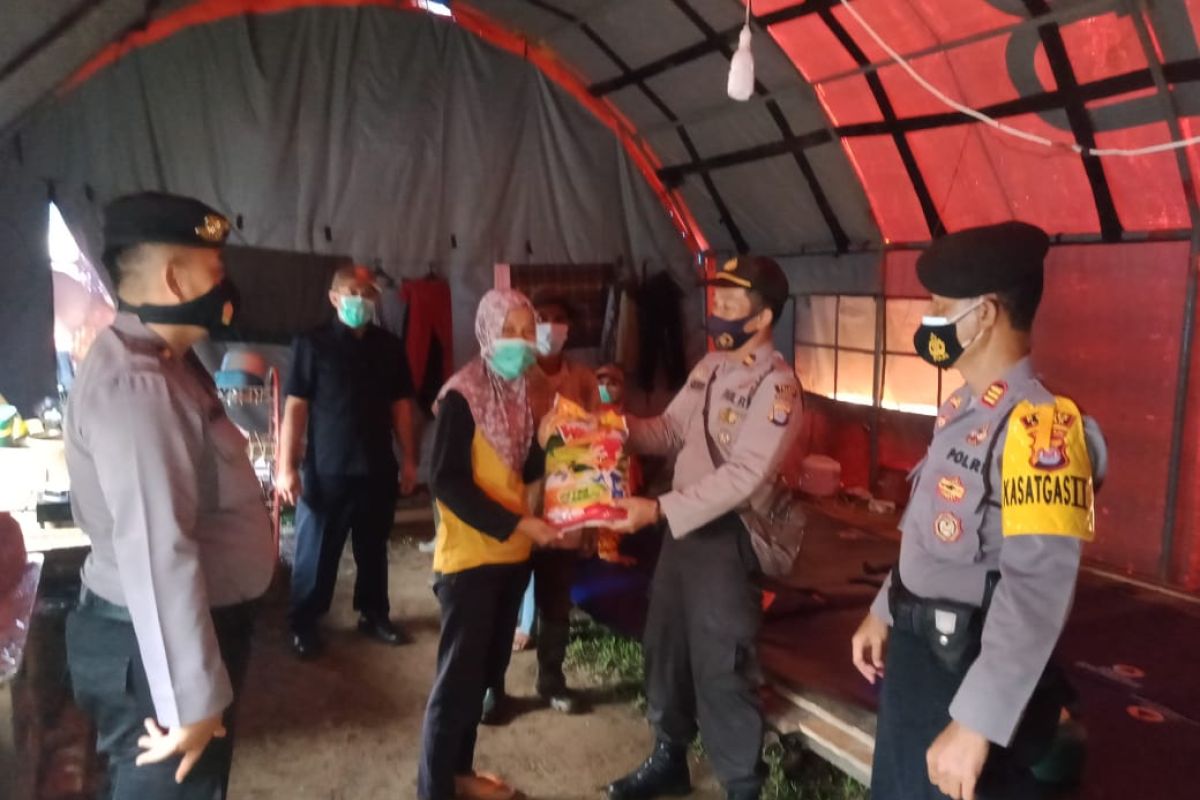 Polres Lebak salurkan bantuan bagi warga korban longsor di Kecamatan Cirinten