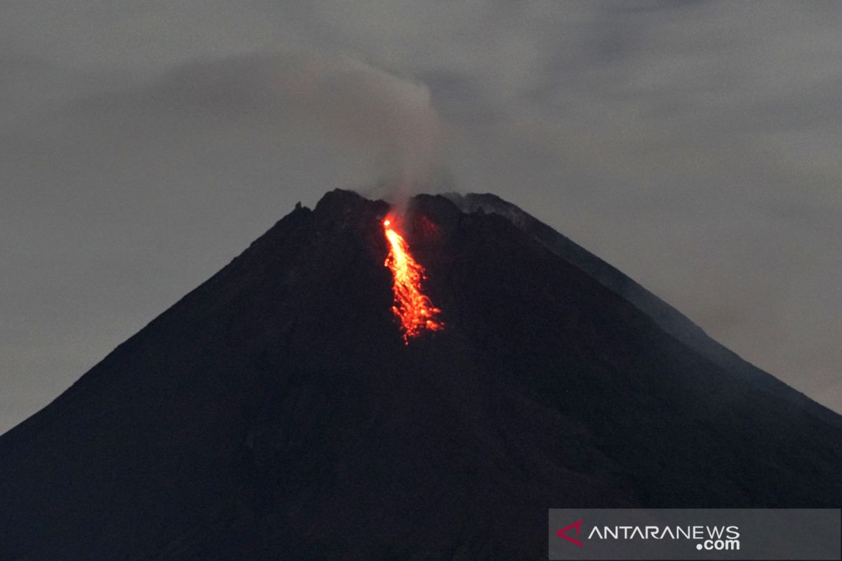 Guguran lava pijar Gunung Merapi keluar 10 kali, Kamis malam