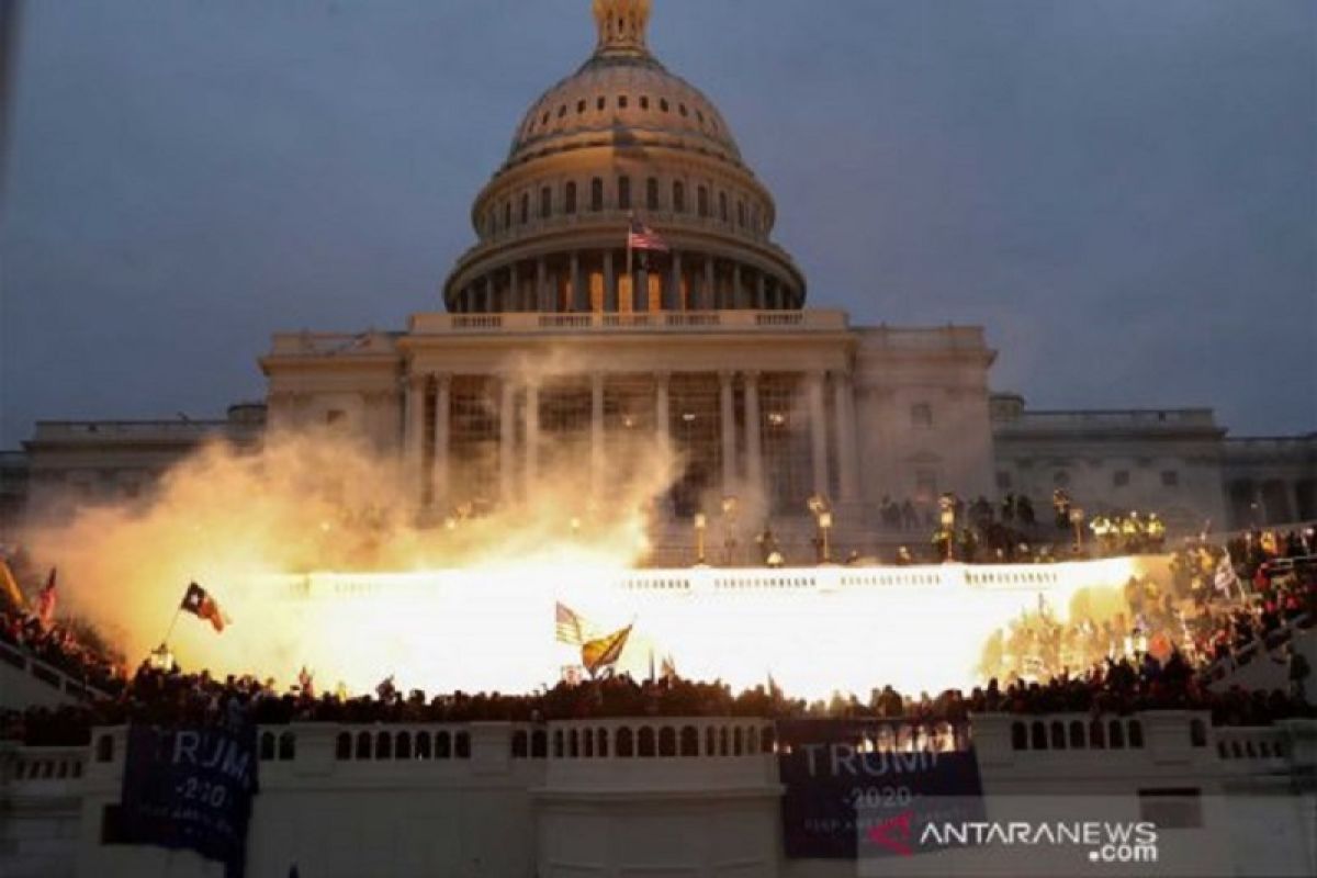 Tembakan, kaca pecah mewarnai serbuan pendukung Trump ke Gedung Capitol