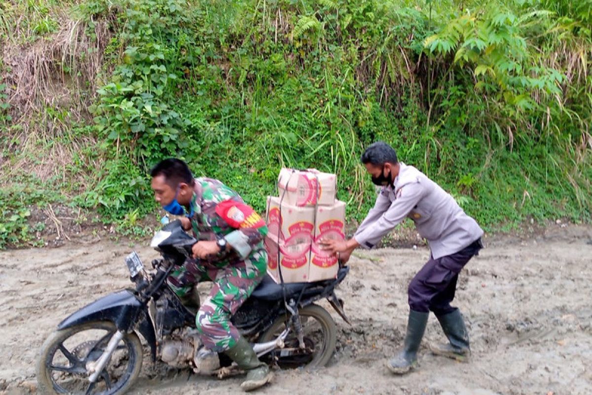 TNI/Polri salurkan kebutuhan pokok korban banjir di pedalaman Aceh Timur
