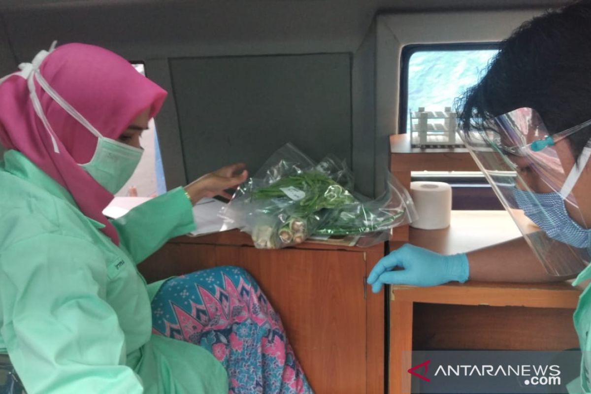 Petugas gabungan uji keamanan pangan di Lotte Mart Kelapa Gading