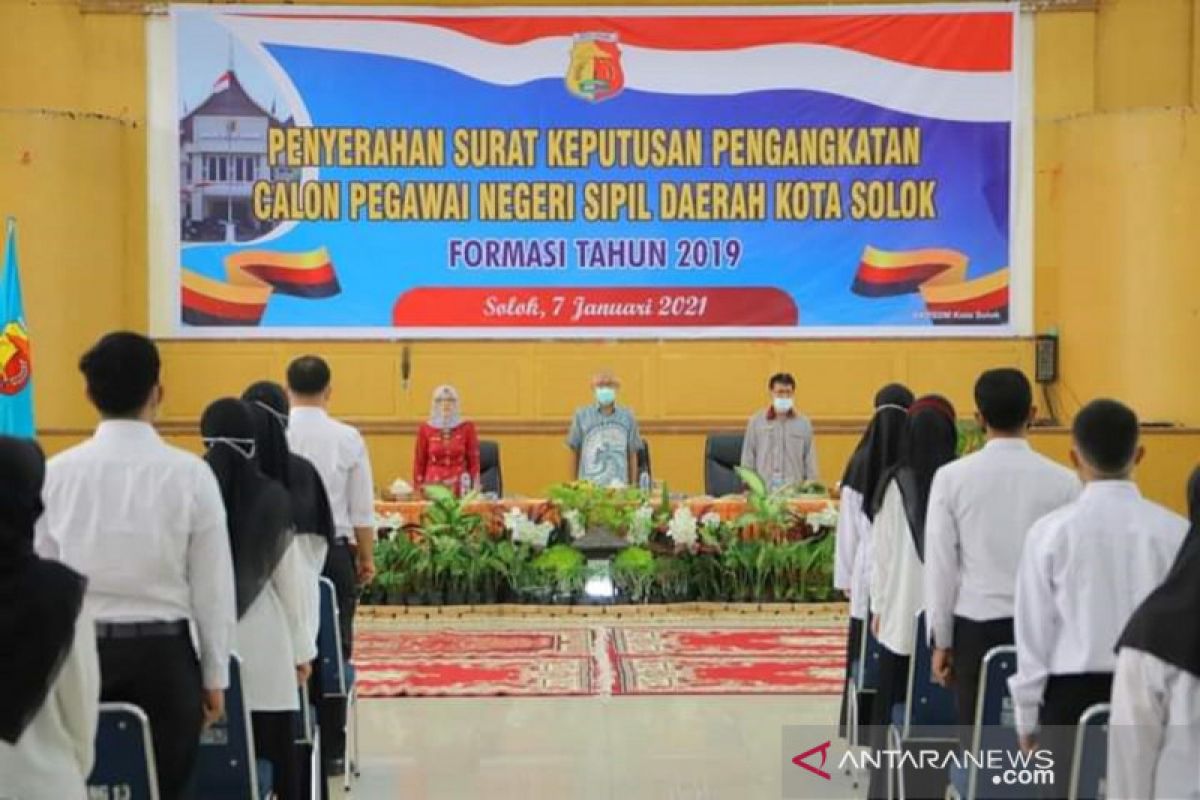 Pemkot Solok serahkan SK CPNS ke 67 orang yang lulus sesuai formasi