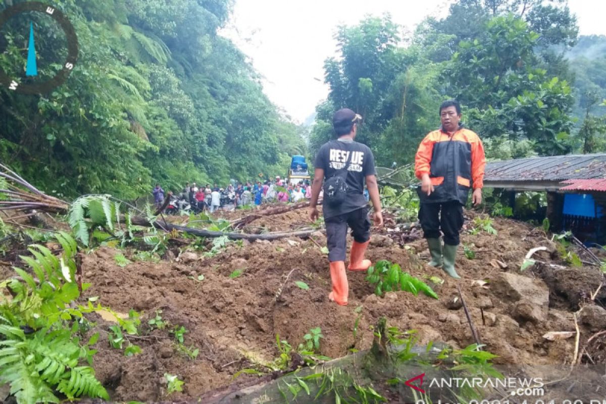 Jalan provinsi Lubukbasung-Bukittinggi tertutup longsor (Video)