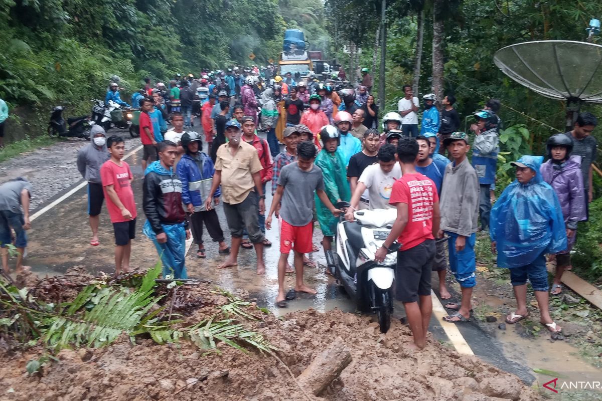 Badan jalan Lubukbasung-Bukittinggi masih tertimbun tanah longsor, ratusan kendaraan terjebak macet (Video)