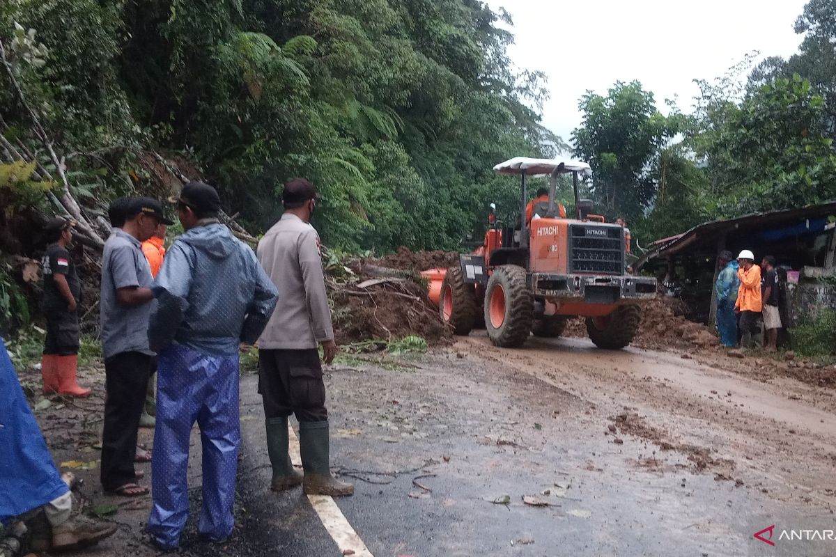 Jalan provinsi Lubukbasung-Bukittinggi sudah bisa dilalui kendaraan, meski dengan sistem tutup/buka (Video)