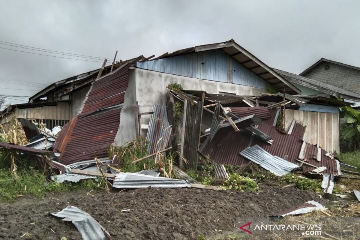 11 rumah rusak parah akibat angin kencang di Natuna