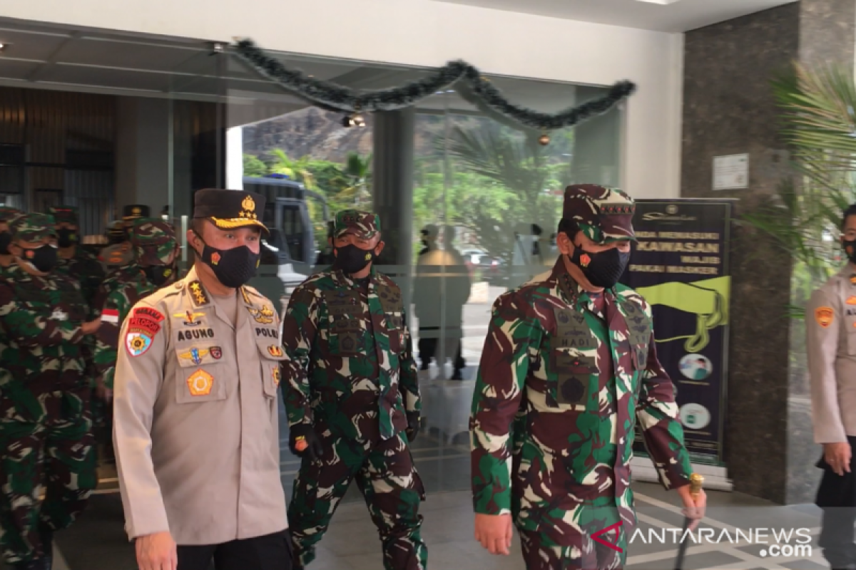 TNI - Polri salurkan ribuan bansos di Jayapura