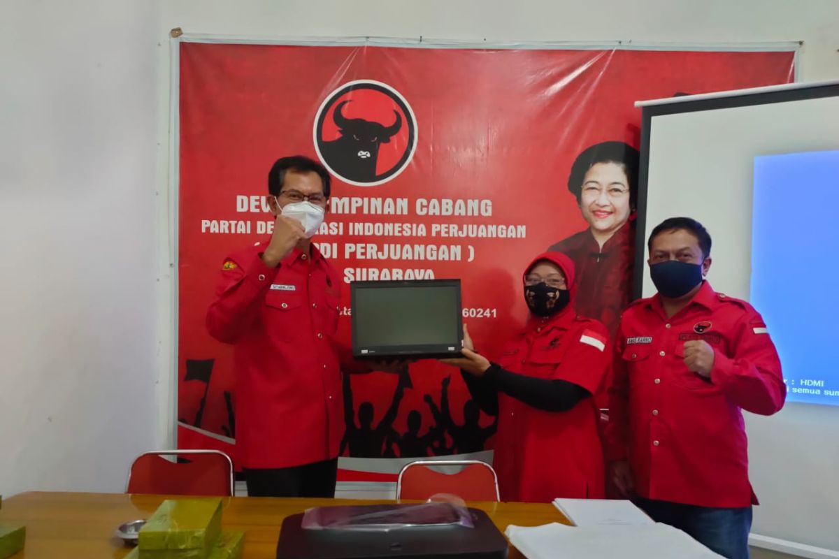 Jelang HUT ke-48, PDIP Surabaya bagikan laptop ke jajaran pengurus kecamatan