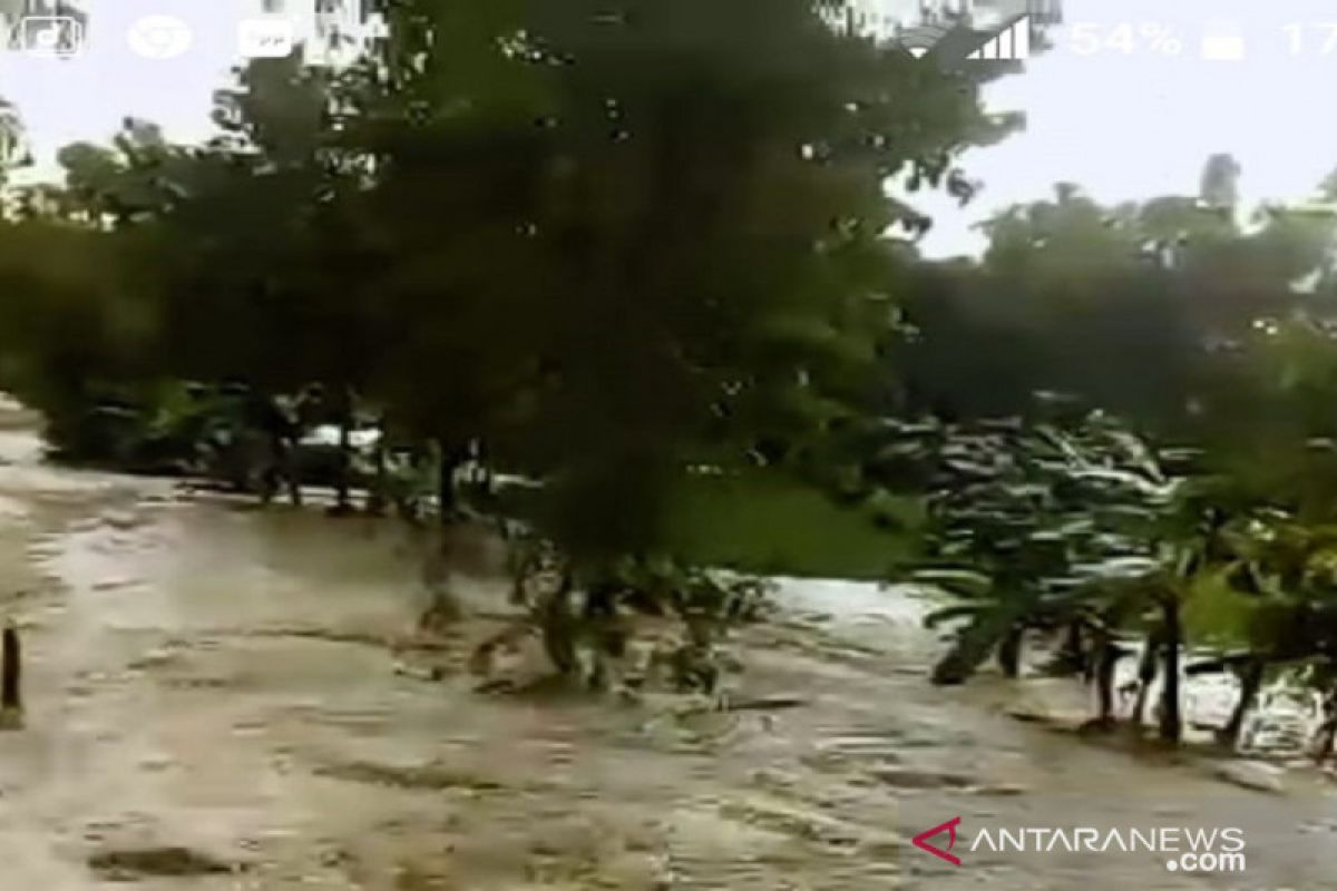 Banjir bandang terjang perkampungan warga di Robatal Sampang