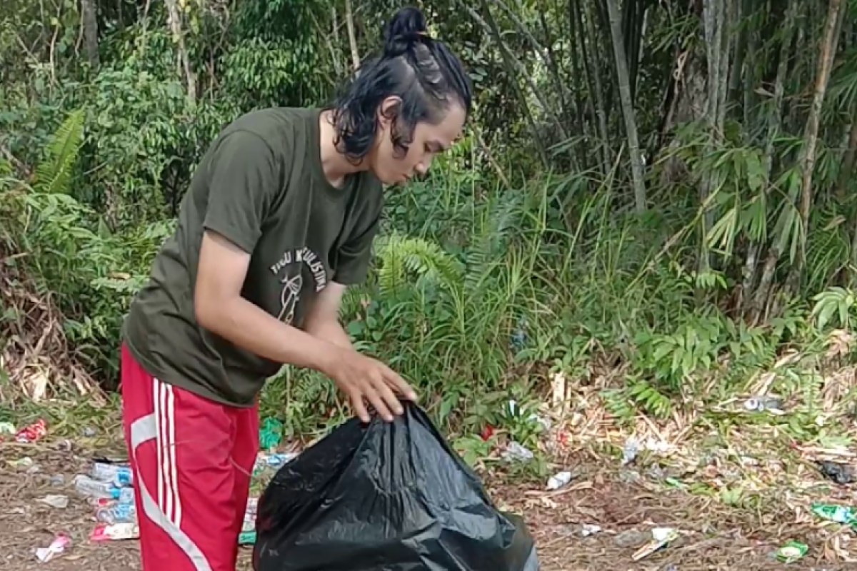 Pemuda Gumas bersihkan objek wisata dari sampah