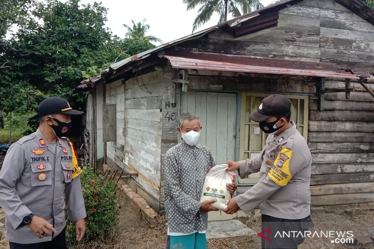 Polres Bangka Barat salurkan bantuan sembako di Mentok