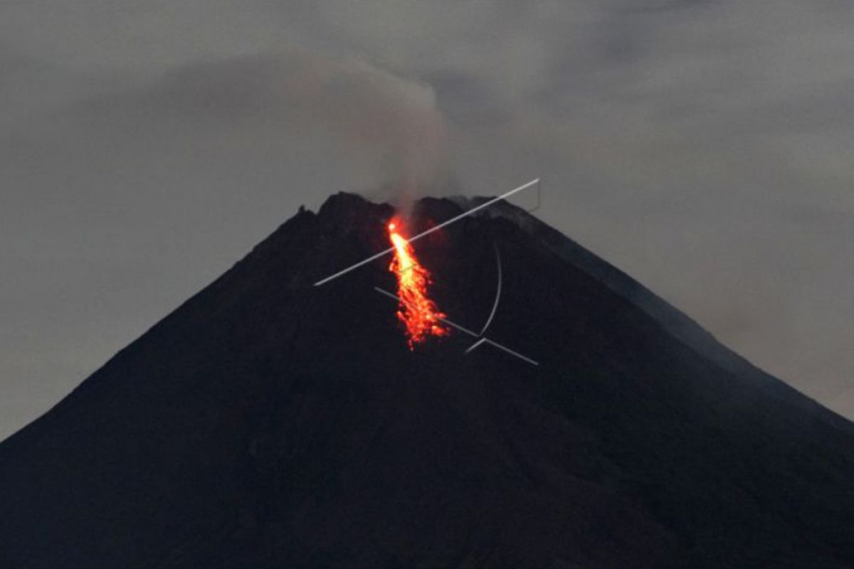 Kamis malam, Gunung Merapi keluarkan 10 kali guguran lava pijar