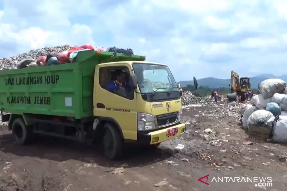 Sempat mogok tak beroperasi ,  armada truk kembali angkut sampah di Jember