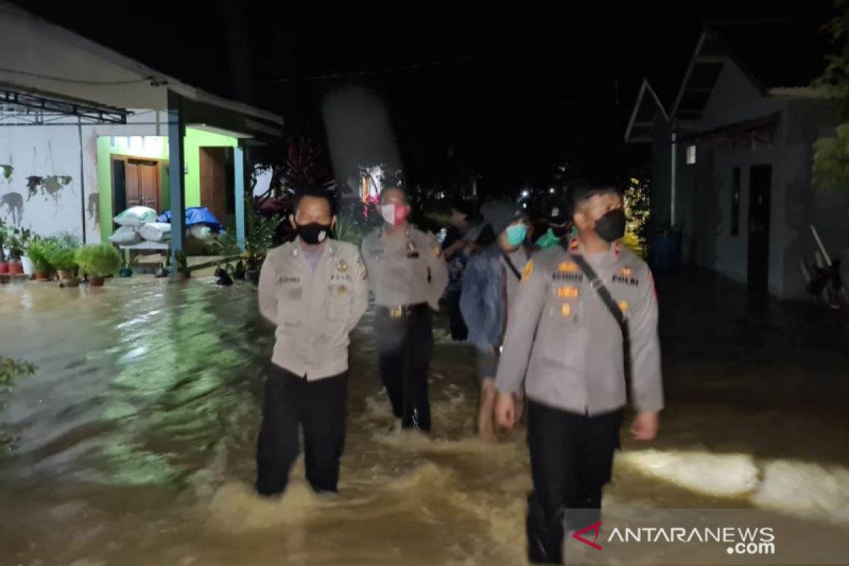 Polisi pantau Kecamatan Bengkayang yang terendam banjir