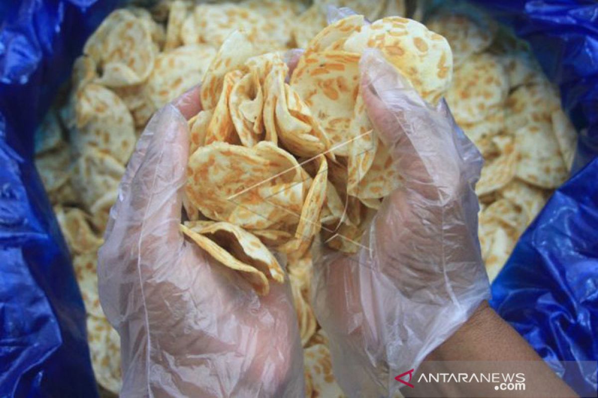 Produksi keripik tempe di Aceh Barat