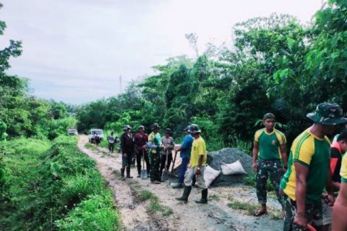 Satgas Pamtas Yonif MR 413 Kostrad bangun jalan di perbatasan RI-PNG