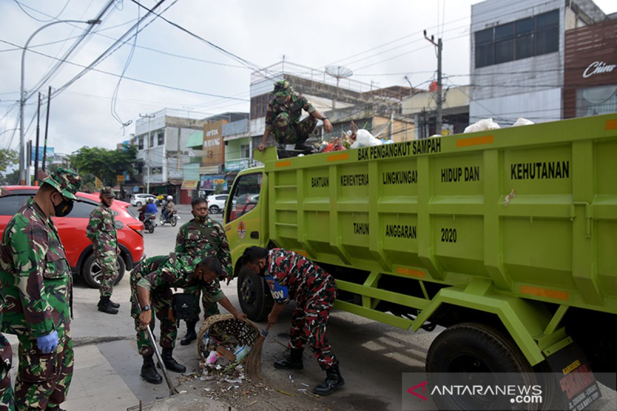 TNI turun tangan atasi krisis sampah di Pekanbaru