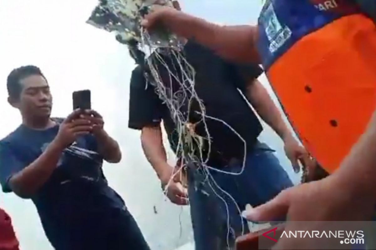 Petugas dan warga temukan kabel dan serpihan diduga milik pesawat di Pulau Laki