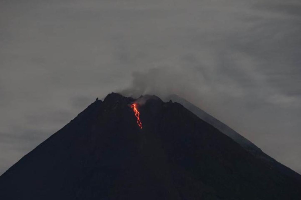 Gunung Merapi keluarkan guguran lava pijar